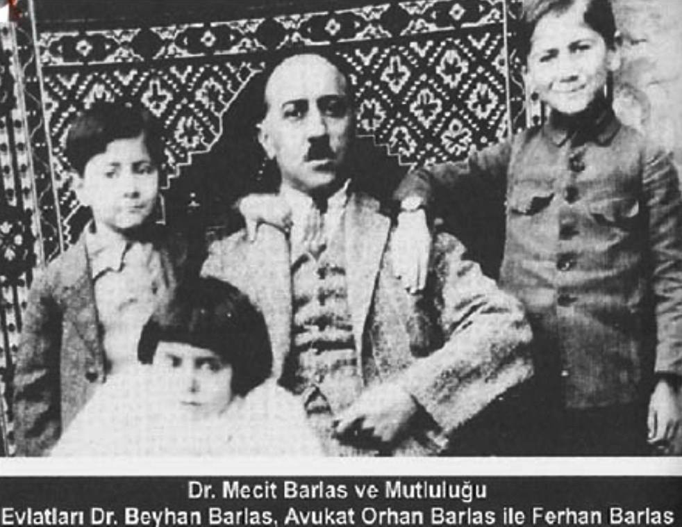 Doktor Mecit Barlas çocuklarıyla. Dr. Beyhan Barlas, Avukat Orhan Barlas, Ferhan Barlas.