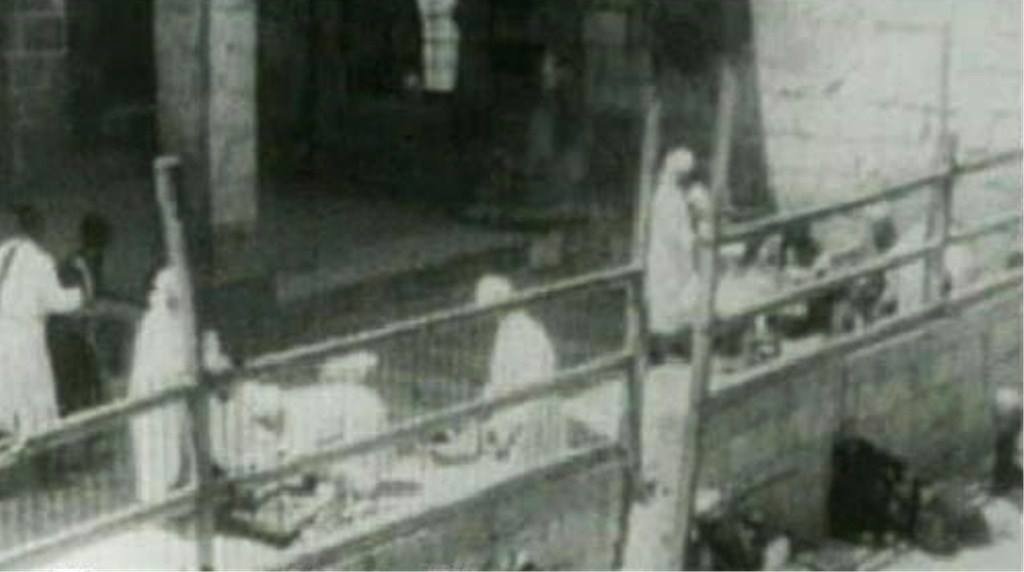 Antep Harbi'nde Doktor Mecit Barlas tarafından hastane haline getirilen Şıh Cami avlusunda bekleyen yaralı ve hastalar